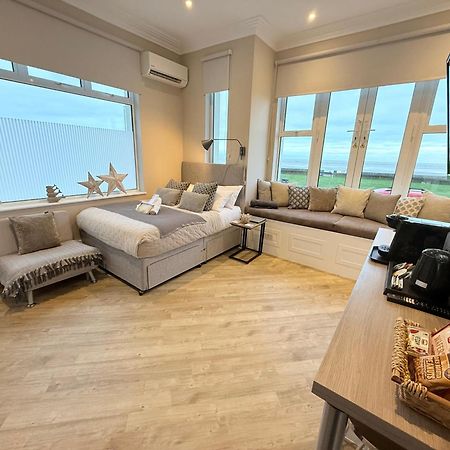 Beachfront Compact Coastal Crib, Direct Sea Views & Air Conditioning Littlestone-on-Sea Eksteriør billede