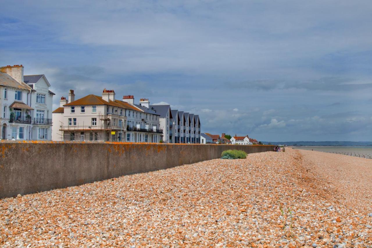 Beachfront Compact Coastal Crib, Direct Sea Views & Air Conditioning Littlestone-on-Sea Eksteriør billede