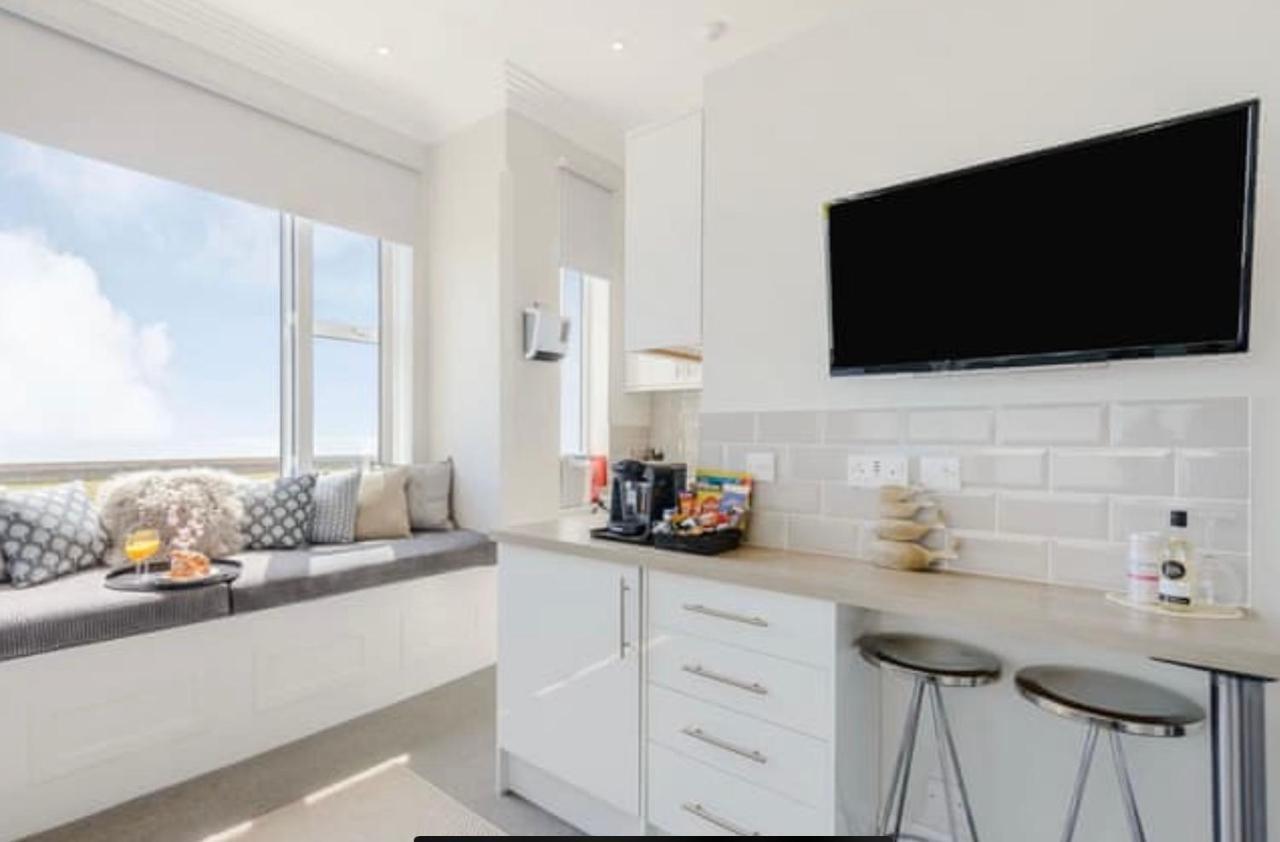 Beachfront Compact Coastal Crib, Direct Sea Views & Air Conditioning Littlestone-on-Sea Eksteriør billede