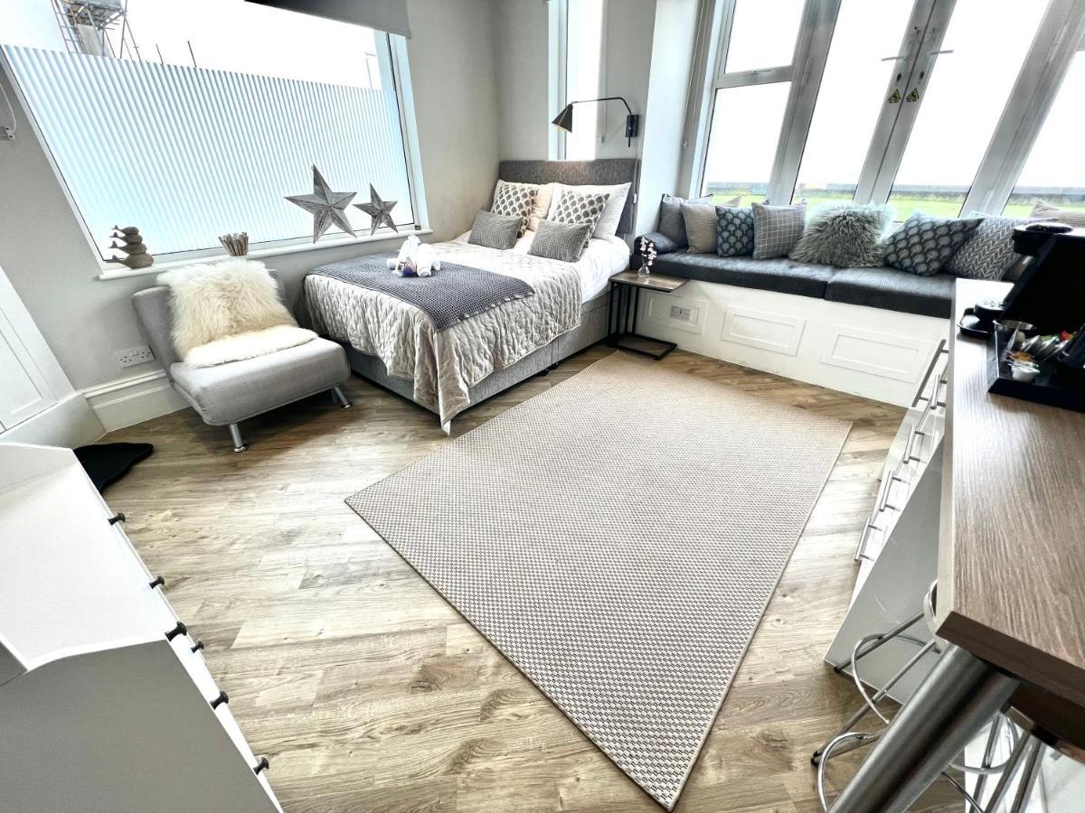 Beachfront Compact Coastal Crib, Direct Sea Views & Air Conditioning Littlestone-on-Sea Eksteriør billede