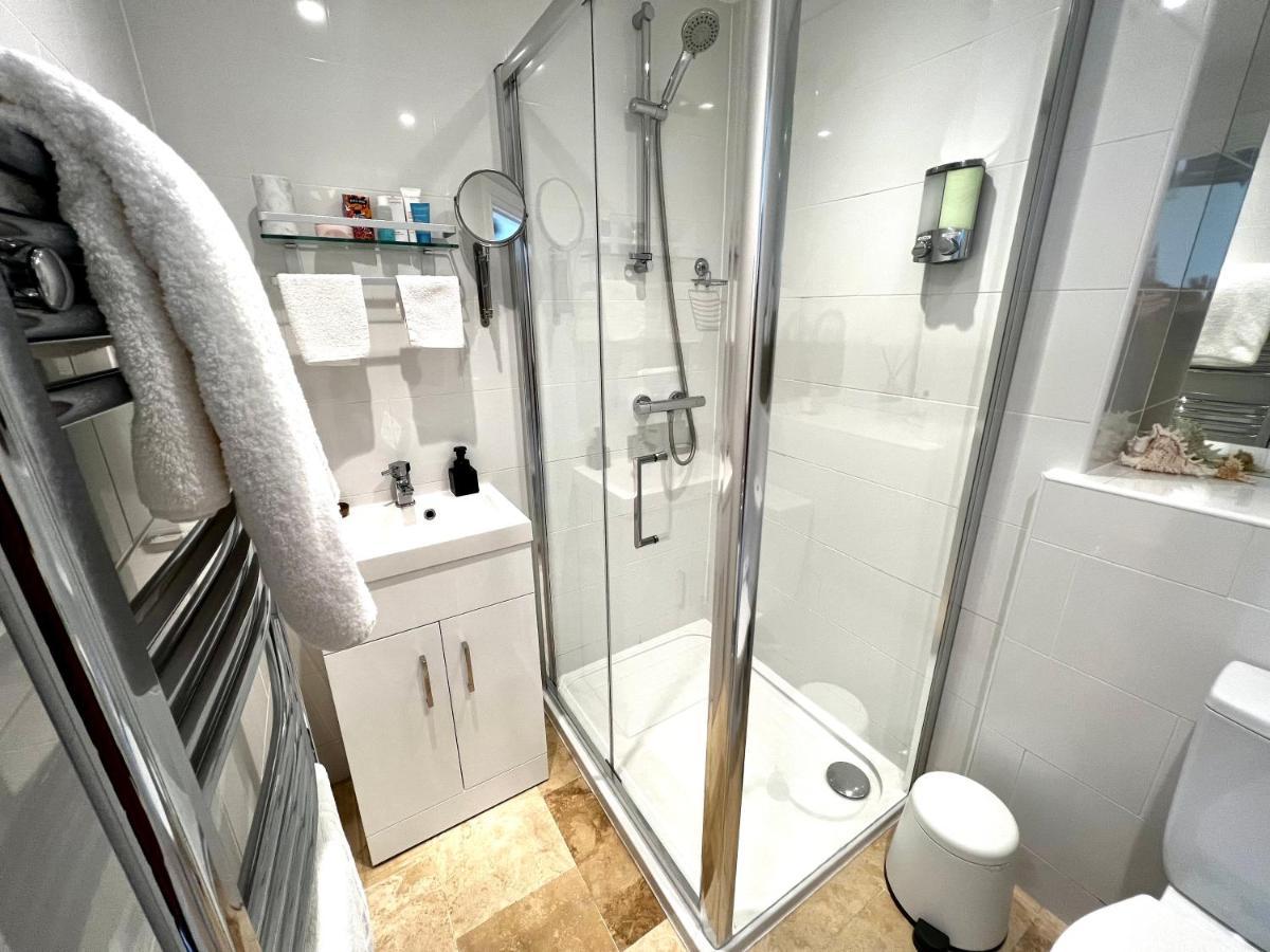 Beachfront Compact Coastal Crib, Direct Sea Views & Air Conditioning Littlestone-on-Sea Eksteriør billede