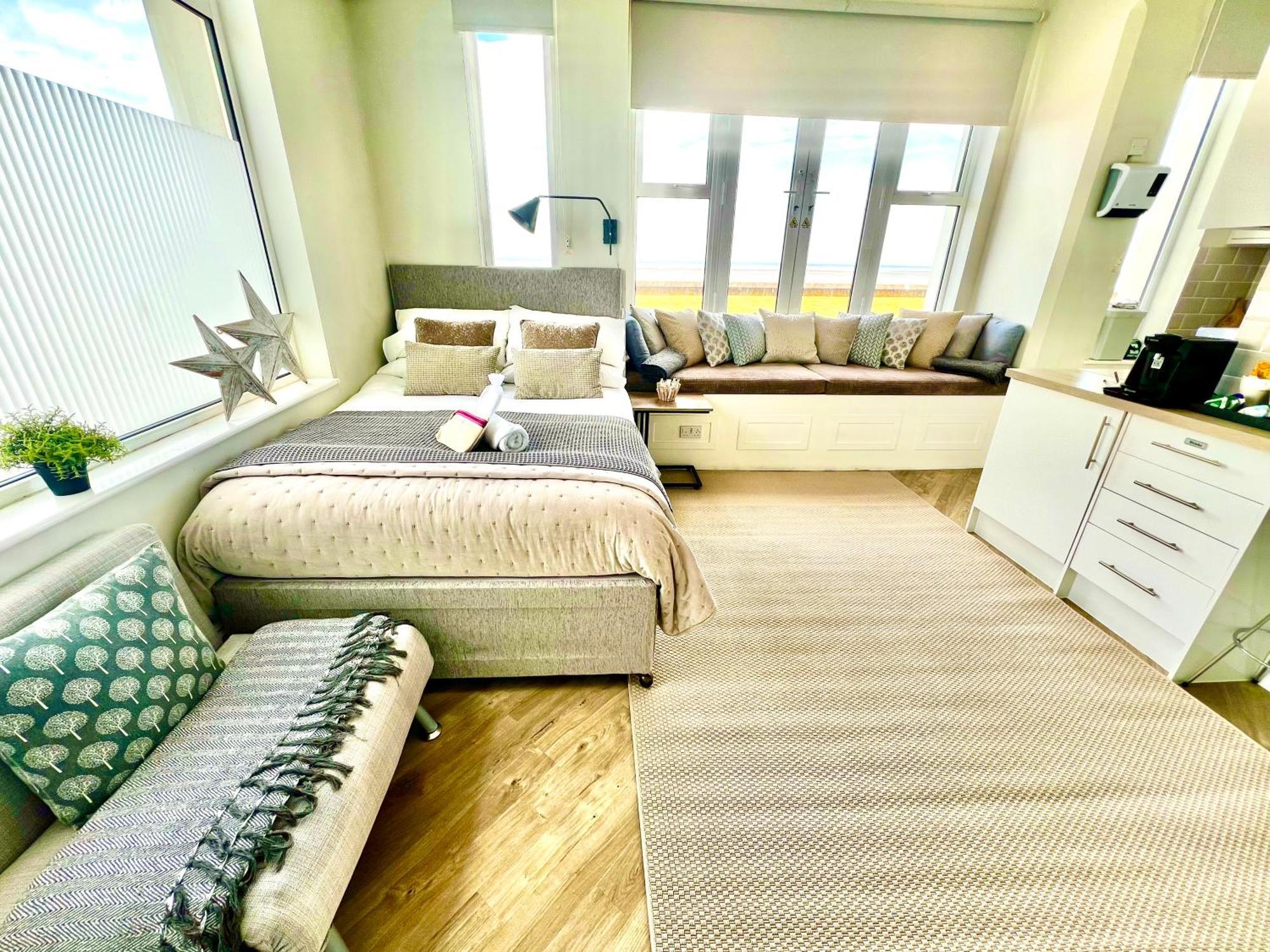 Beachfront Compact Coastal Crib, Direct Sea Views & Air Conditioning Littlestone-on-Sea Eksteriør billede